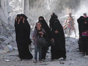 نساء تم اجلاؤهن بواسطة قوات سوريا الديمقراطية من منطقة كانت خاضعة لتنظيم الدولة الاسلامية
