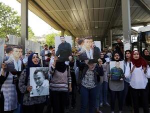 نساء فلسطينيات يشاركن في مظاهرة دعما للسجناء الفلسطينيين في السجون الاسرائيلية 
