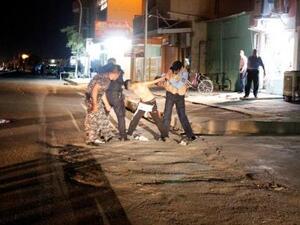 قوات الأمن العراقية تنزع حزاما ناسفا من على صبي في كركوك في شمال العراق يوم الأحد
