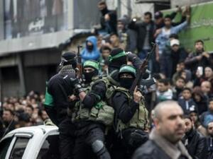 عناصر من القسام يستعرضون خلال مهرجان الذكرى ال29 لانطلاقة حماس

