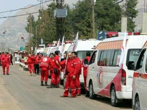 سيارات الهلال الأحمر السوري تستعد لدخول بلدة الزبداني المحاصرة شمال غرب دمشق
