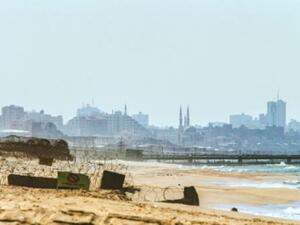 صورة من شاطئ زيكيم تظهر مدينة غزة عن بعد
