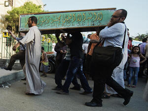 Egyptians carry the coffin of a Shiite man, who was killed along with three others by a mob in Giza (Gianluigi Guercia / AFP)
