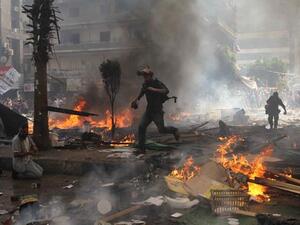 EGYPT, Cairo : Reporters run for cover during clashes between Muslim Brotherhood supporters of Egypt's ousted president Mohamed Morsi, and police in Cairo on August 14, 2013. AFP PHOTO / MOSAAB EL-SHAMY