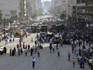 امام مسجد الفتح في القاهرة قبل اقتحامه/أ.ف.ب