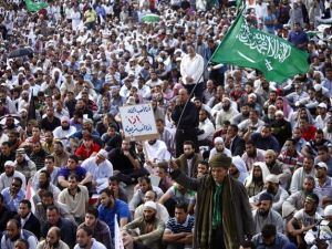 سلفي مصري يلوح بعلم السعودية خلال تظاهرة الجمعة في ميدان التحرير/أ.ف.ب