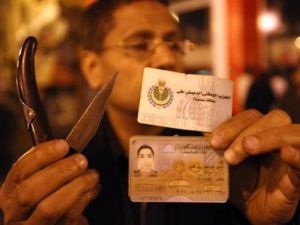 متظاهر في ميدان التحرير يعرض بطاقات هوية لبلطجية من الحزب الحاكم/أ.ف.ب