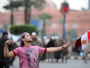 المصريون يصرون على محاكمة مبارك 