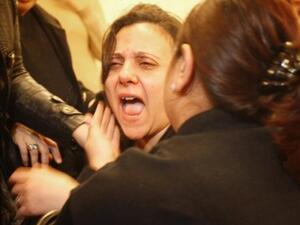 ابنة القتيل خلال التشييع/أ.ف.ب