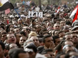 يحتشد الميدان منذ الصباح الباكر بنحو مائة ألف متظاهر من الشعب وأهالي شهداء ومصابي الثورة المصرية