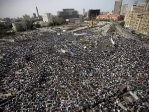 المعتصمون في ميدان التحرير يغلقون الأبواب الأمامية لمجمع التحرير، وترك الأبواب الخلفية مفتوحة 