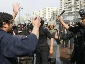 من المواجهات التي حدثت بين المتظاهرين المصريين وعناصر الأمن خلال ثورة 25 يناير