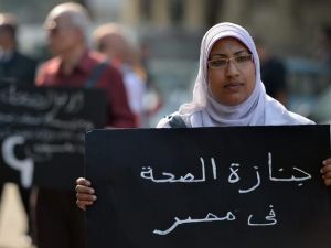 تظاهرة للعاملين في الصحة في القاهرة امس للمطالبة بتحسين الخدمات الصحية في مصر /أ.ف.ب