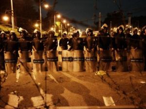 قوات مكافحة الشغب امام القصر الرئاسي/أ.ف.ب