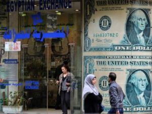 مصرية تخرج من محل للصرافة في القاهرة/الثلاثاء/أ.ف.ب