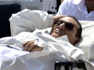 مبارك اثناء نقله للمحكمة/أ.ف.ب