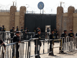 وقف نظر محاكمة الرئيس المعزول محمد مرسي وآخرين بتهمة التخابر مع منظمات أجنبية خارج البلاد