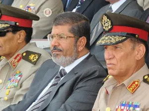مرسي متوسطا سامي عنان والمشير طنطاوي/ارشيف