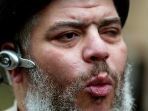 رجل الدين المصري مصطفى كمال مصطفى، المعروف بـ (أبو حمزة المصري)