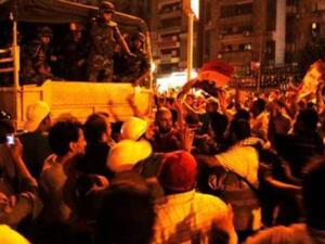 قوات من الجيش تتوسط المتظاهرين المؤيدين لمرسي في ميدان رابعة العدوية في القاهرة