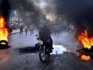EGYPT, Cairo : Supporters of the Muslim Brotherhood and Egypt's ousted president Mohamed Morsi clash with security forces, in Cairo, on August 30, 2013. TOPSHOTS/AFP PHOTO/MOHAMED EL-SHAHED
