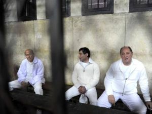 منع المسؤولون السابقون الاربعة الذين جمدت ارصدتهم من مغادرة مصر