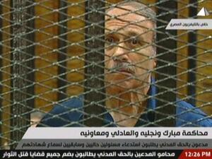 وزير الداخلية السابق حبيب العادلي في قفص الإتهام أثناء محاكمته