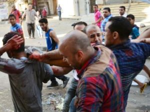 معارضون للرئيس مرسي يهاجمون احد مؤيديه في تظاهرة في المنصور/أ.ف.ب