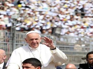 البابا فرنسيس بين آلاف الكاثوليك في ملعب رياضي شرق القاهرة