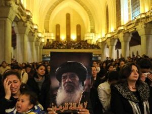 يحتشد ما يزيد على نصف مليون مصري لإلقاء نظرة الوداع على البابا شنودة الثالث