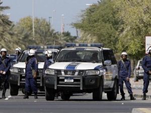 عناصر من الشرطة البحرينية في دوار اللؤلؤة في المنامة