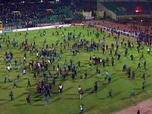 جماهير المصري البورسعيدي تجتاح أرض الملعب وتعتدي على لاعبي ومشجعي الأهلي