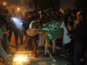 معارضون يحرقون علم الاخوان المسلمين في القاهرة/أ.ف.ب