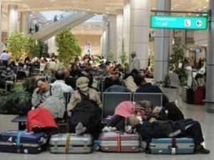 اجانب ومصريون في مطار القاهرة