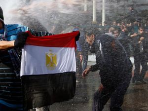 متظاهرون يتلقون رشات قوية من المياه اطلقتها عليهم شرطة مكافحة الشغب في القاهرة