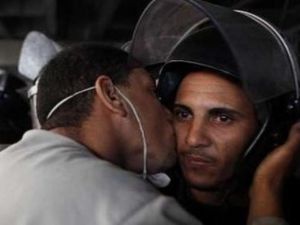 المتظاهرون يقبلون أفراد الجيش المصري