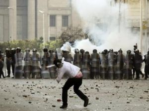 مواجهات بين شبان مصريين وعناصر من الأمن المركزي