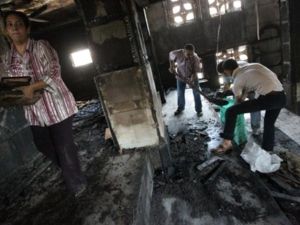 شباب أقباط داخل كنيسة إحترقت في إمبابا نتيجة العنف الطائفي