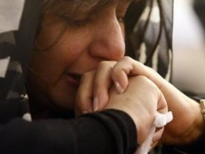 امراة مسيحية تنتحب على ضحايا تفجير كنيسة القديسين