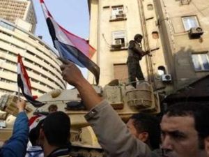 من المظاهرات خلال الثورة أمام مبنى الإذاعة والتلفزيون المصري