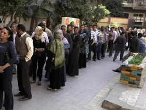 مصريون يصطفون للادلاء باصواتهم في استفتاء وطني بمدرسة في القاهرة يوم السبت
