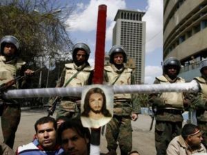 اقباط مصريون يرفعون صليبا عليه صورة السيد المسيح خلال تظاهرة وسط القاهرة 
