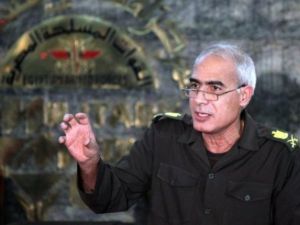 الجنرال ممدوح شاهين خلال مؤتمر صحافي في القاهرة
