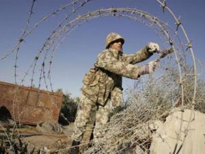 جندي مصري يغلق الحدود مع قطاع غزة من رفح المصرية بسلك شائك