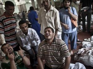 مصريون ينتحبون بجوار جثث قتلى فض اعتصام رابعة العدوية 
