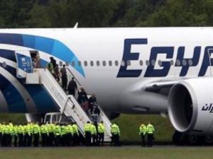 أكد متحدث بمطار بريستويك الإسكتلندي أنه تم تغيير مسار الطائر