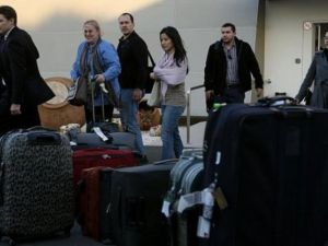 موظفون حكوميون اميركيون في مطار لانكا القبرصي في 31 كانون الثاني/يناير 2011 بعد مغادرتهم القاهرة