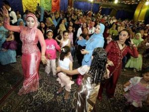 نساء وبنات صغار يرقصن في حفل زفاف في القاهرة
