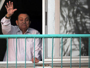 الرئيس المصري الأسبق حسني مبارك يلوح لأنصاره / أرشيفية