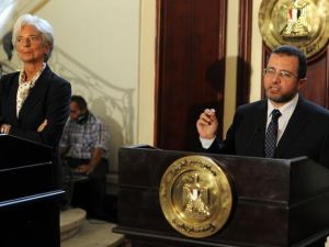 رئيس الحكومة المصرية هشام قنديل مع رئيس صندوق النقد الدولي كريستيان لاغارد في القاهرة